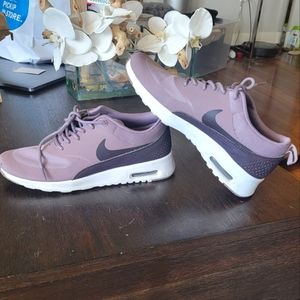 Women's Nike Air Max Theas size 7